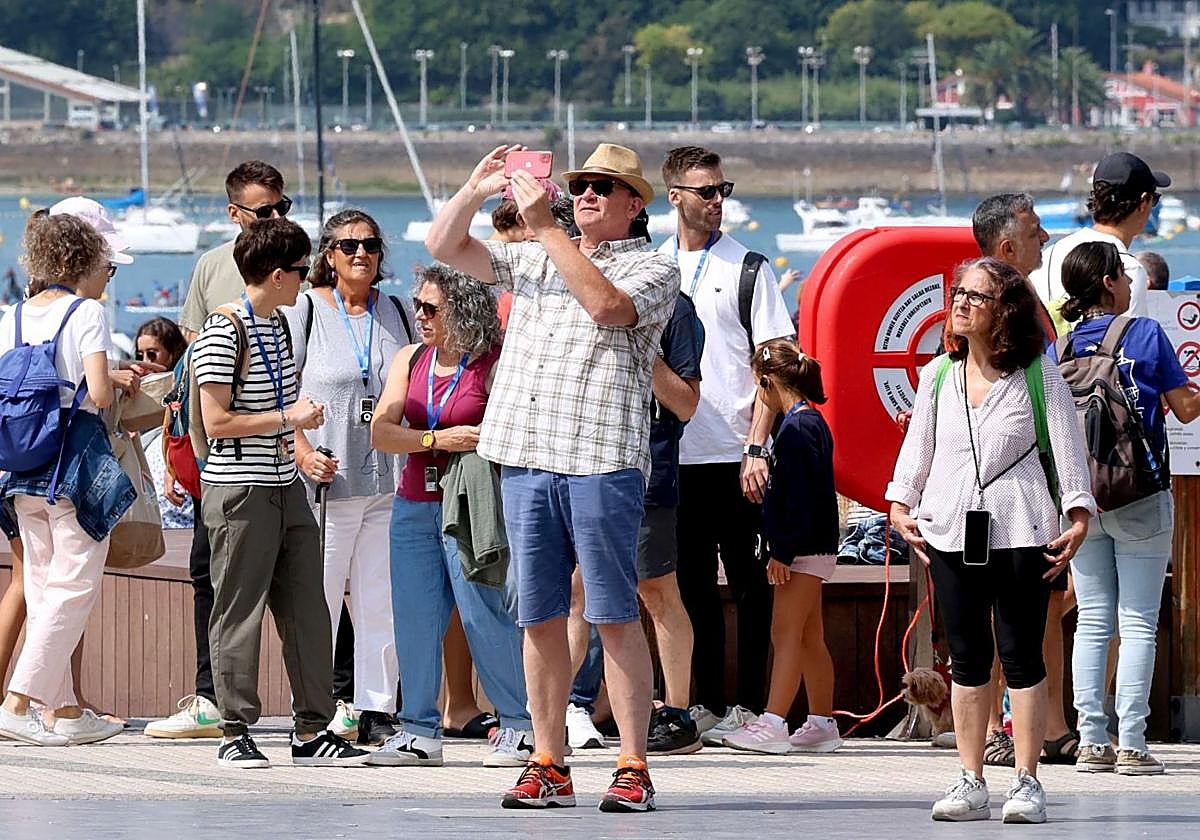 Turistas haciendo fotos al Ayuntamiento de Donostia.