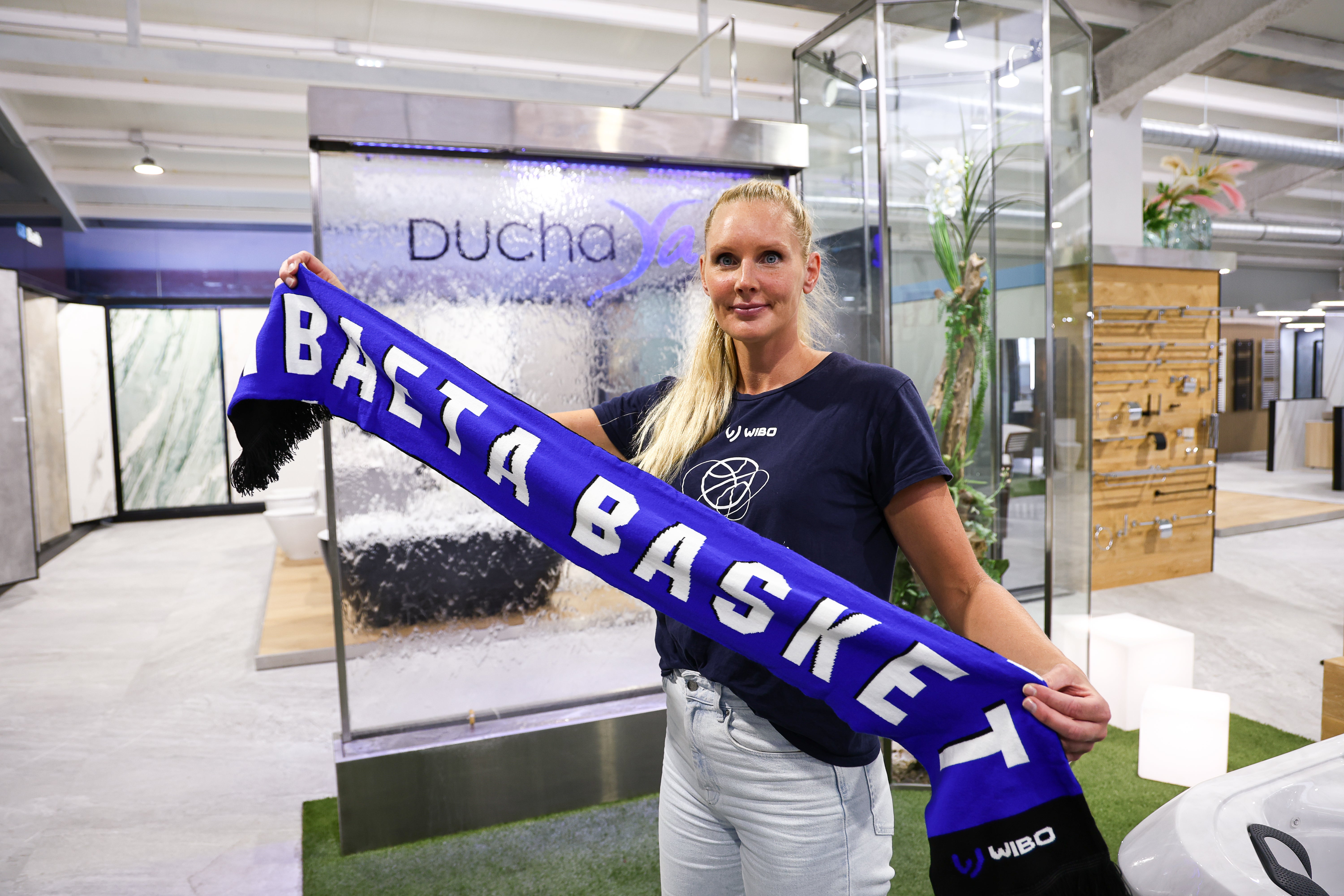 Louice Halvarsson posa en las instalaciones de 'Ducha Ya', patrocinador del IDK.
