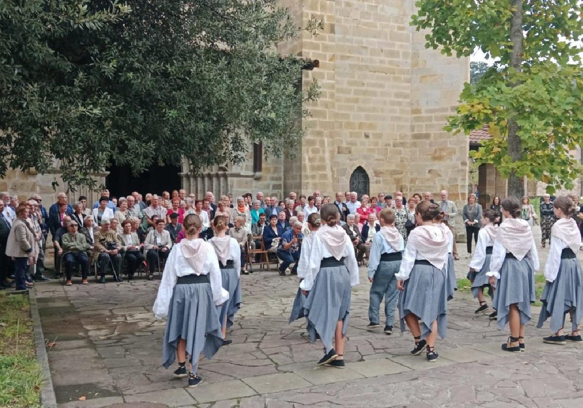 Los protagonistas de la jornada, disfrutaron del baile y de la música de los txistularis en la salida de la parroquia tras la misa.