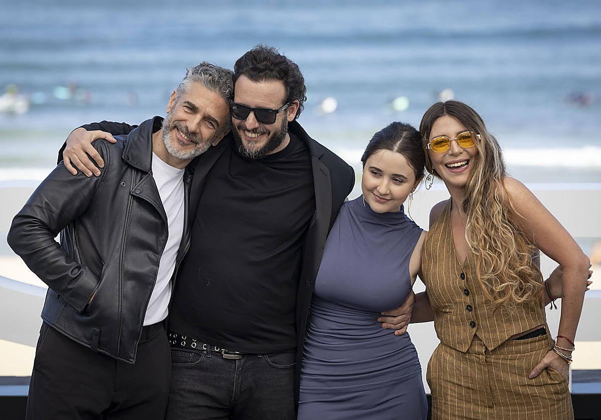 El equipo de 'El hombre que amaba los platos voladores', con Diego Lerman en medio, en el exterior del Kursaal.