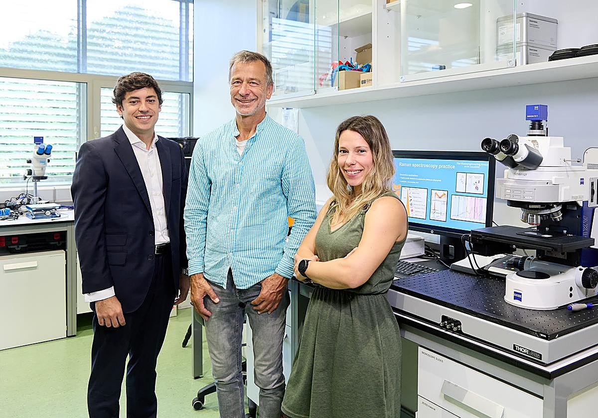 Andreas Seifer ()centro posa con miemrbos de su equipo.