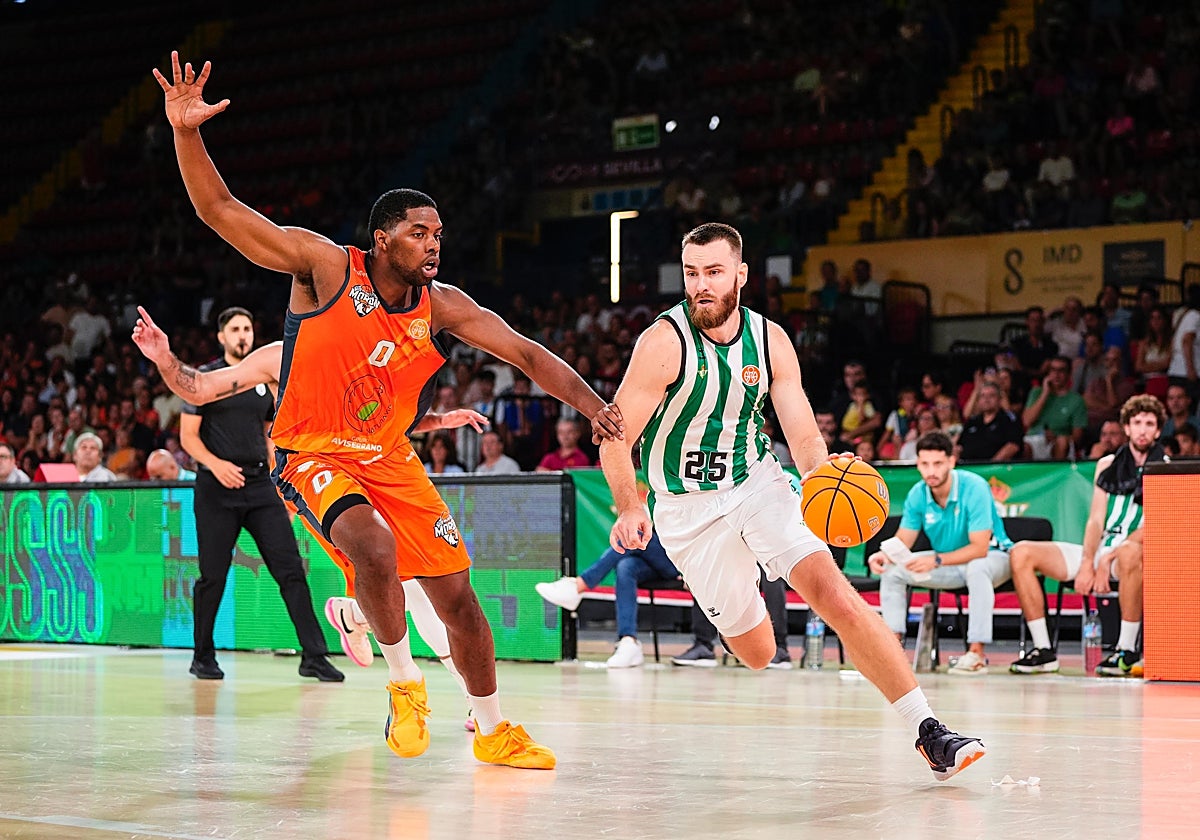 David Jelinek, con más de 350 partidos en la ACB, trata de desbordar al exjugador del GBC Imru Duke.