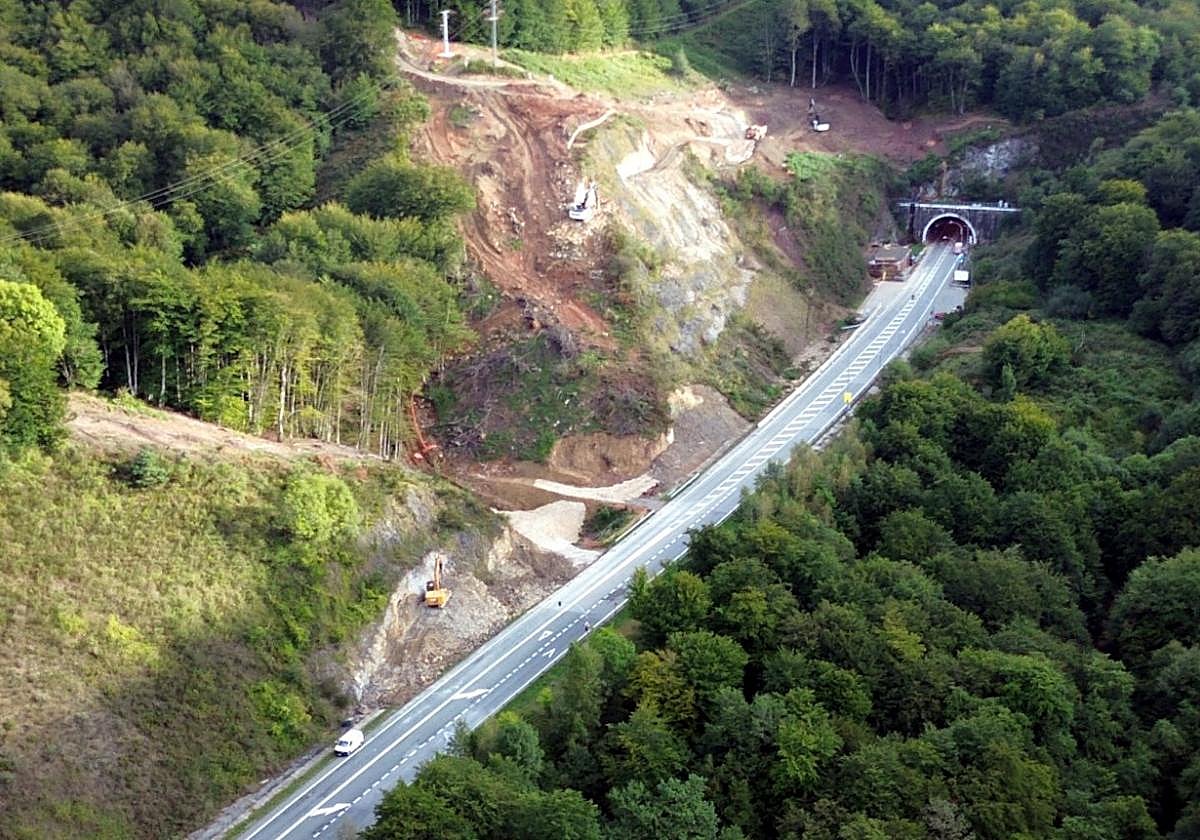 Trabajos de desmonte en la boca sur del túnel de Belate.