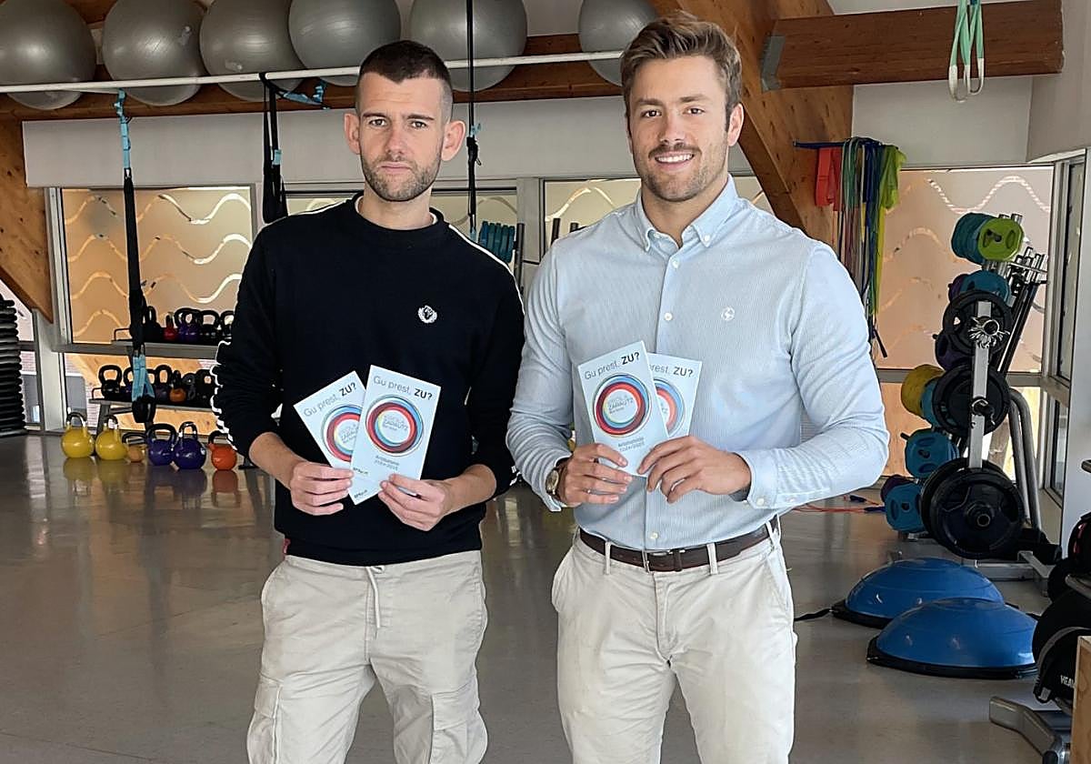 Jon Amiama e Inaxio Illarramendi con los trípticos de los cursos que se van a impartir esta temporada.