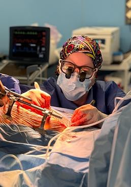 Imagen - La Dra. Cristina Sánchez, cirujana cardíaca de Policlínica Gipuzkoa, durante una operación de corazón.