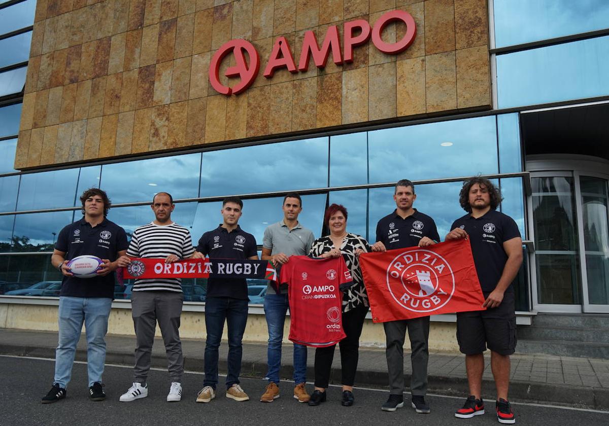 Representantes de la empresa Ampo y el Ordizia rugby durante la presentación.