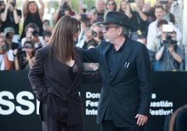 Monica Bellucci llega al Zinemaldia con Tim Burton