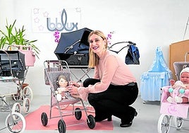 Elena Sierra, rodeada de cochecitos Donosti y otros de los juguetes que han ideado.