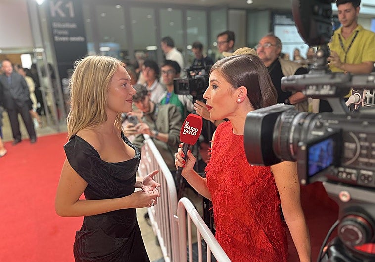 Ester Expósito atiende a El Diario Vasco en la alfombra roja del Zinemaldia