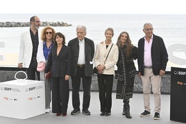 El equipo de 'Le dernier souffle', con Costa-Gavras en el centro, en el exterior del Kursaal.