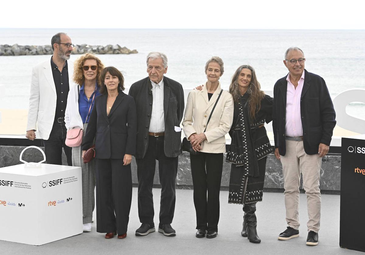 El equipo de 'Le dernier souffle', con Costa-Gavras en el centro, en el exterior del Kursaal.