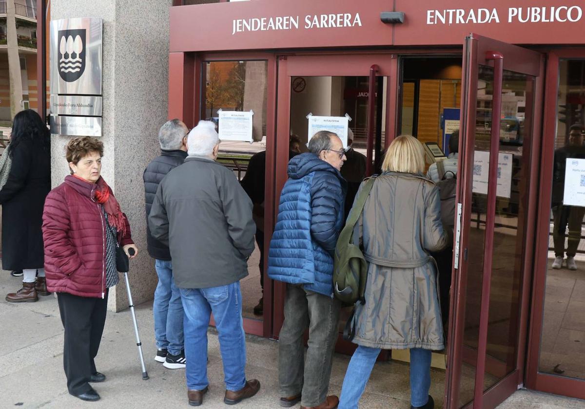 Varios mutualistas guipuzcoanos acuden a la sede central de Hacienda, en Errotaburu, para solicitar las devoluciones.