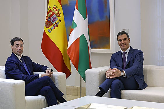 El lehendakari, Imanol Pradales, y el presidente del Gobierno, Pedro Sánchez, en la Moncloa.