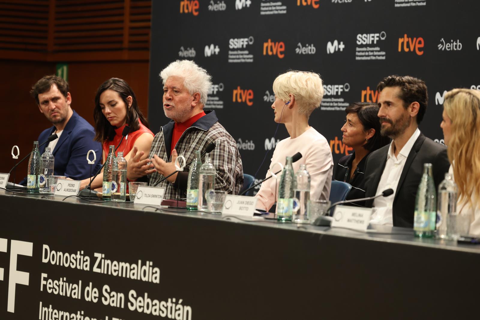 Almodóvar presenta en Donostia &#039;La habitación de al lado&#039;