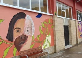 Mural de la antzuolarra 'Larrago' desde 2021 en el polideportivo.