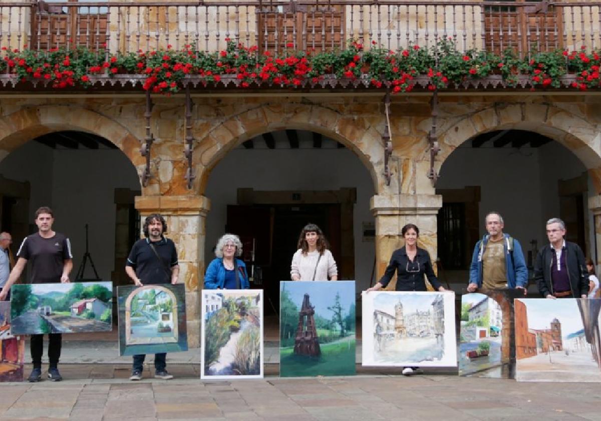 Los participantes del sábado, con la cosecha de obras presentadas al concurso.