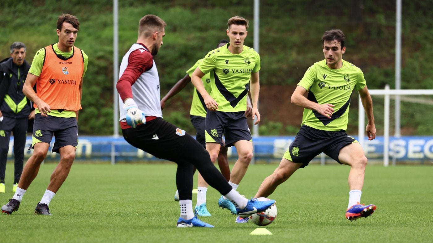 Turrientes y Magunazelaia presionan a Aitor Fraga en el entrenamiento de ayer con Urko siguiendo la jugada mientras Imanol controla al fondo el ejercicio.