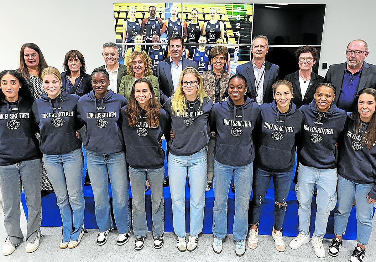 La plantilla del IDK Euskotren, junto con representantes políticos y patrocinadores posan durante la presentación de ayer.