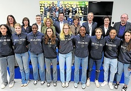 La plantilla del IDK Euskotren, junto con representantes políticos y patrocinadores posan durante la presentación de ayer.