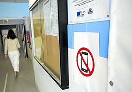 Un cartel de prohibido móviles, en un instituto de Beasain.
