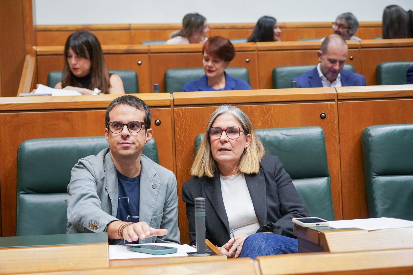 Pello Otxandiano y Nerea Kortajarena, en un pleno del Parlamento Vasco.
