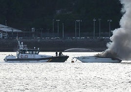 El incendio del barco ha provocado una negra humareda.