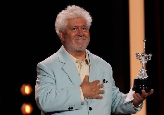 Pedro Almodóvar recibe emocionado el Premio Donostia.