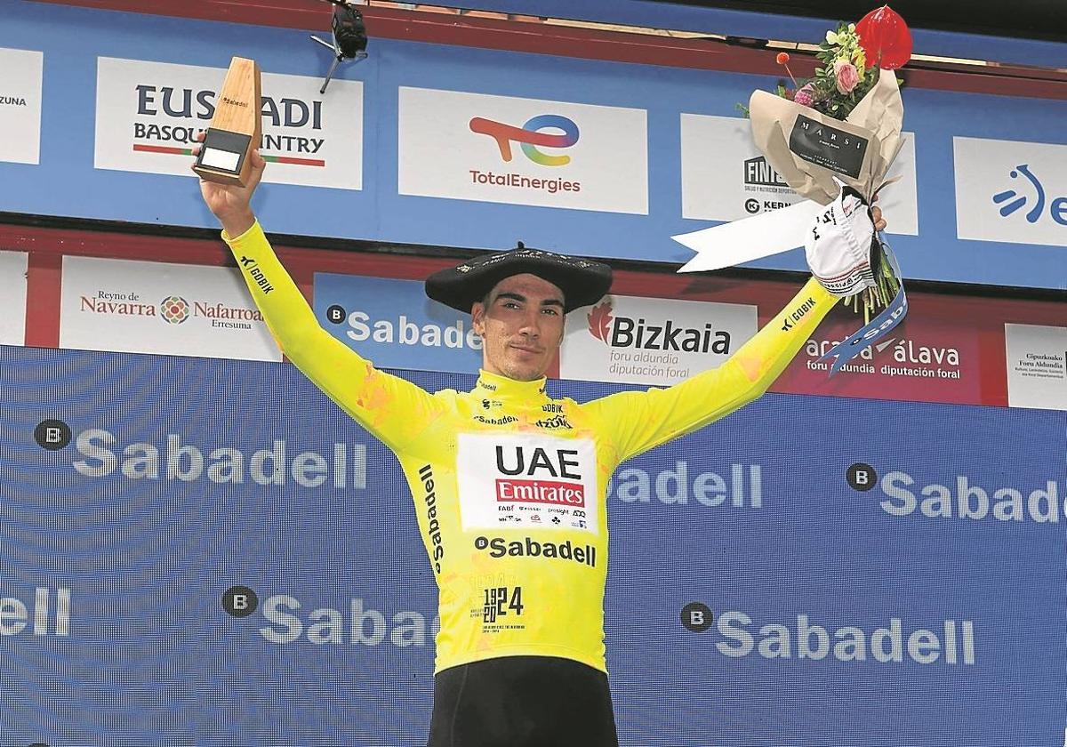 Juan Ayuso, con el maillot amarillo de la edición de este año.