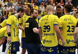 Álex Mozas se dirige a sus jugadores durante un tiempo muerto.