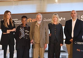 Parte del equipo de 'Hard Truths', con Mike Leigh en el centro, antes de la rueda de prensa en el Kursaal.