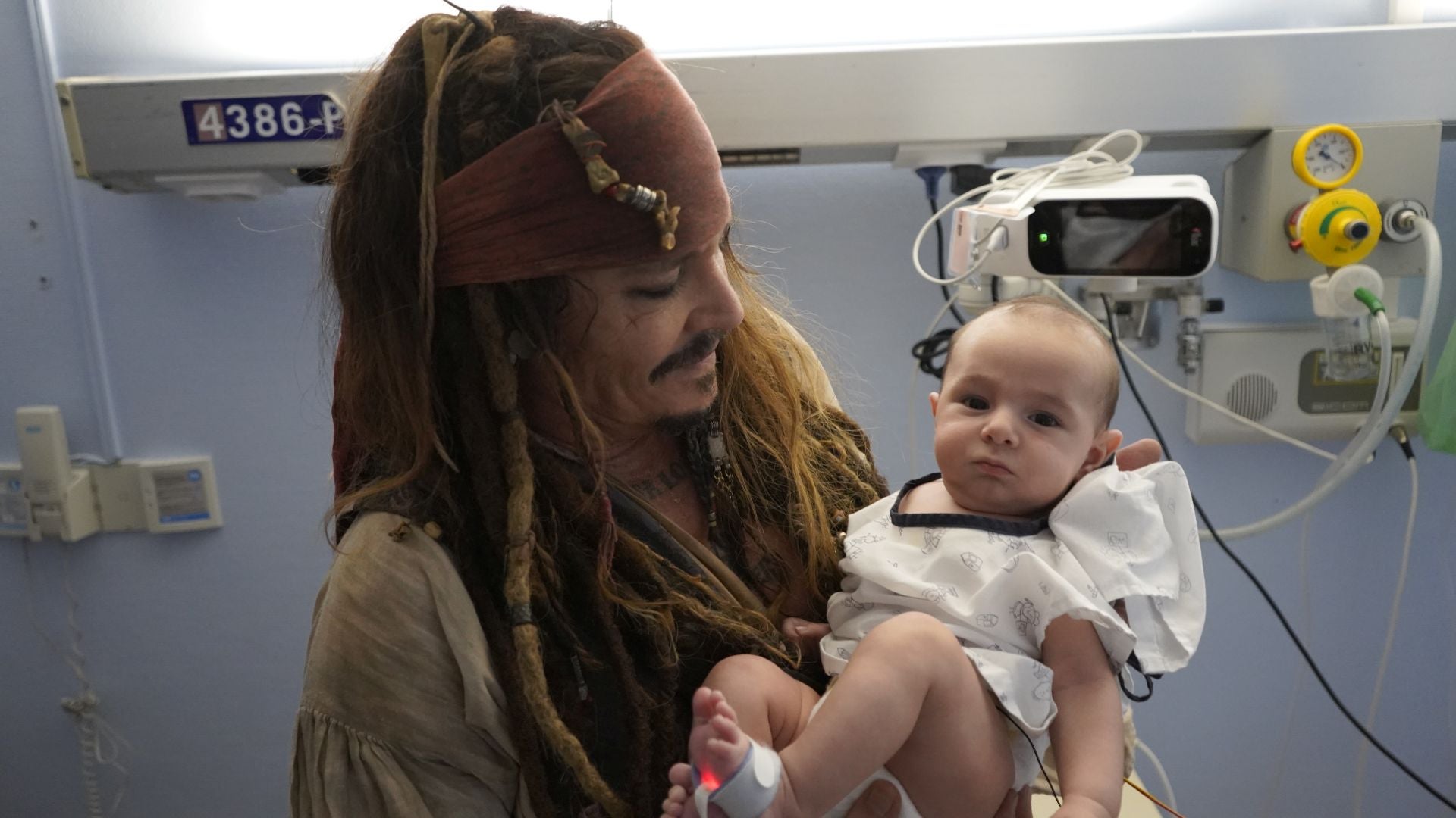 Las imágenes de Johnny Depp como Capitán Jack Sparrow en el Hospital de Donostia