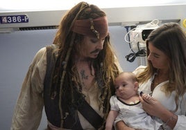 Las imágenes de Johnny Depp como Capitán Jack Sparrow en el Hospital de Donostia