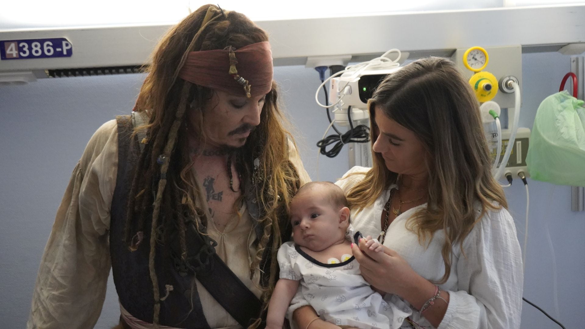 Las imágenes de Johnny Depp como Capitán Jack Sparrow en el Hospital de Donostia