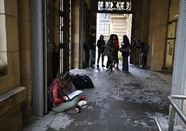Periodistas aguardan el inicio del juicio.