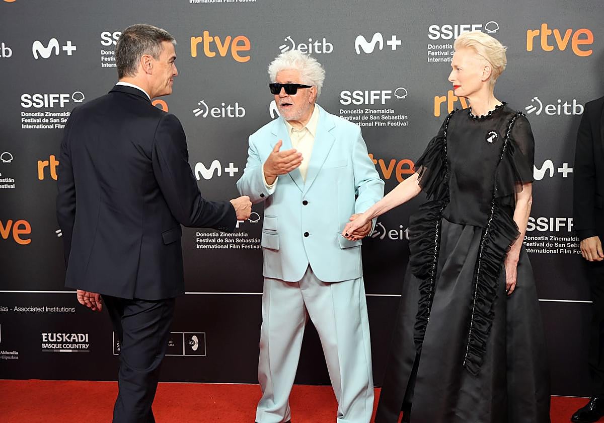 Pedro Almodóvar, acompañado de Tilda Swinton, bromea con Pedro Sánchez en la alfrombra roja del Kursaal antes de la ceremonia de entrega del Premio Donostia.