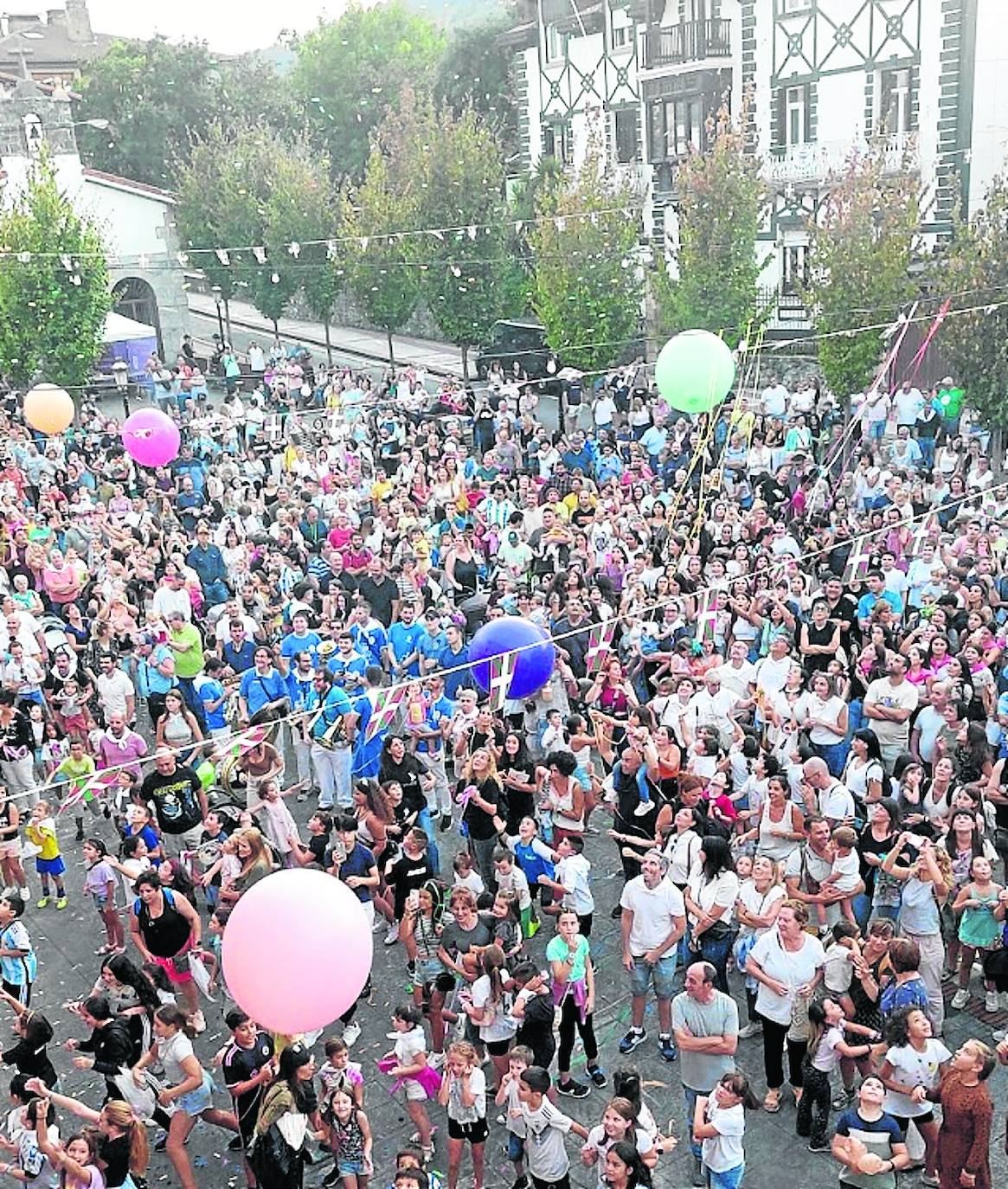 El colorido protagonizará este viernes el inicio festivo en la Plaza.