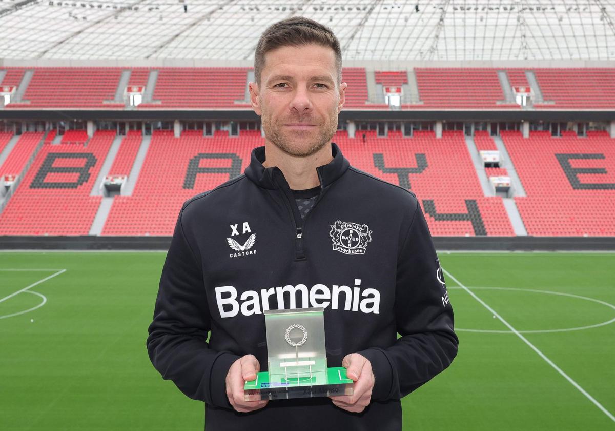 Xabi Alonso con el premio que le reconoce como el mejor entrenador de la Bundesliga la pasada temporada.