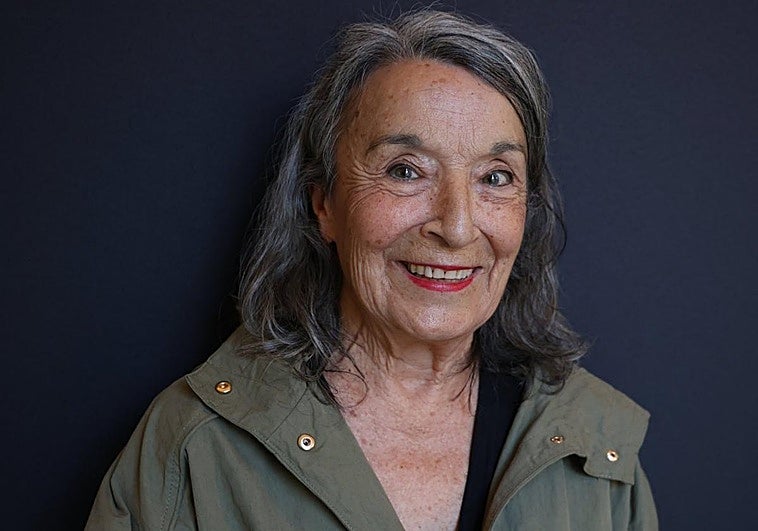 Petra Martínez, que vuelve al Festival con un documental que recuerda la huelga de actores de 1975, firma en el libro de autógrafos de DV «con todo su cariño» y un corazón.