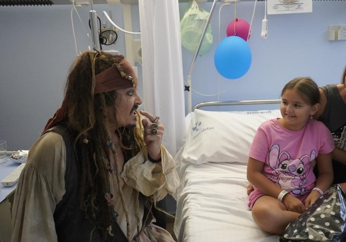 Johnny Depp, caracterizado como Jack Sparrow, bromea durante su visita al Hospital Donostia.