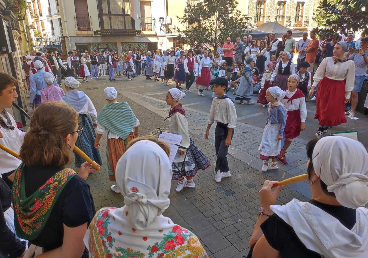 Adin guztietako hainbat herritar dantzan, joan den urteko Debako Euskal Jaian.