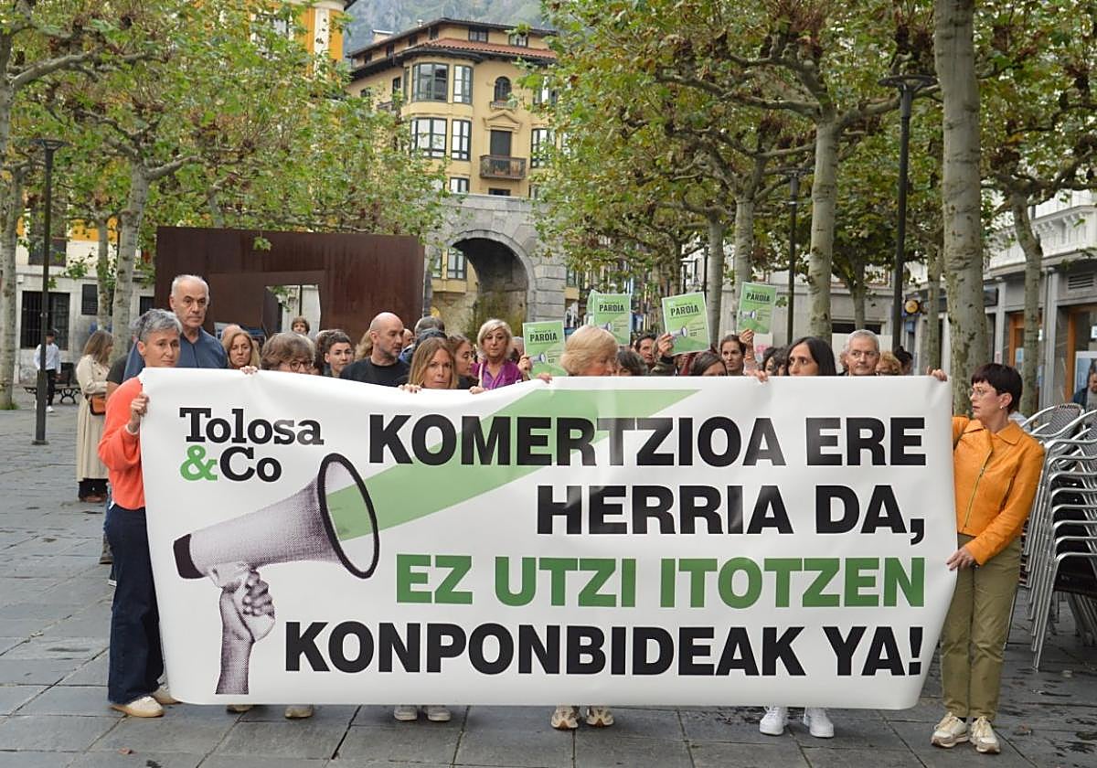 Concentración realizada este jueves convocada por la Asociación de Comerciantes Tolosa&Co.