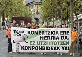 Concentración realizada este jueves convocada por la Asociación de Comerciantes Tolosa&Co.