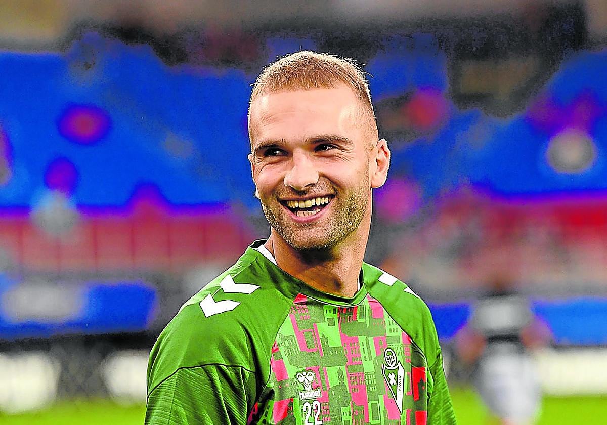 Arambarri sonríe durante el calentamiento de un partido.