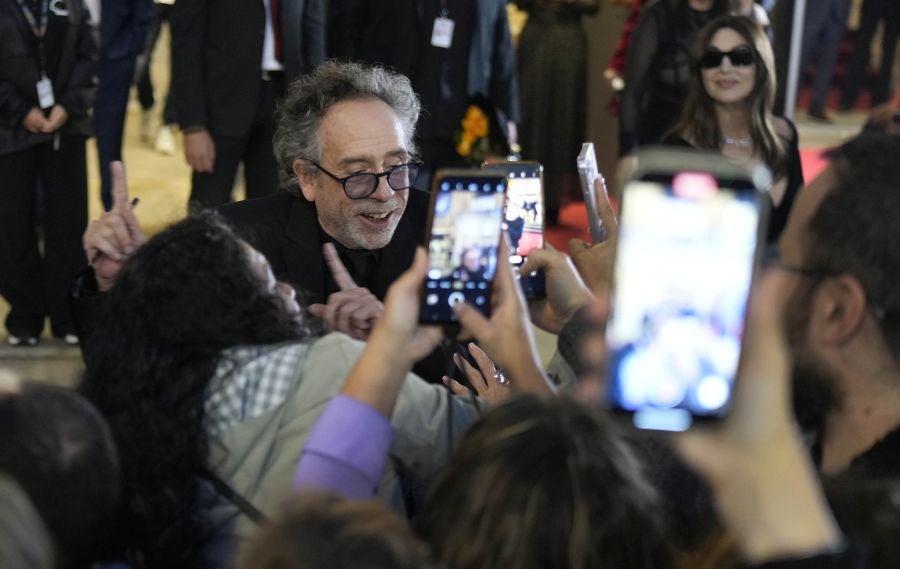 Monica Bellucci y Tim Burton, aclamados en la alfombra roja del Zinemaldia