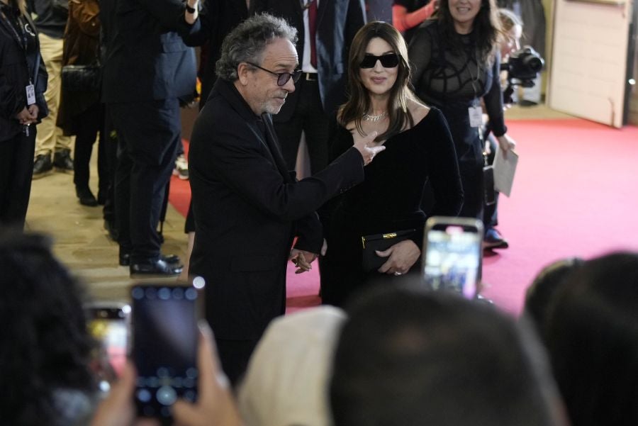 Monica Bellucci y Tim Burton, aclamados en la alfombra roja del Zinemaldia