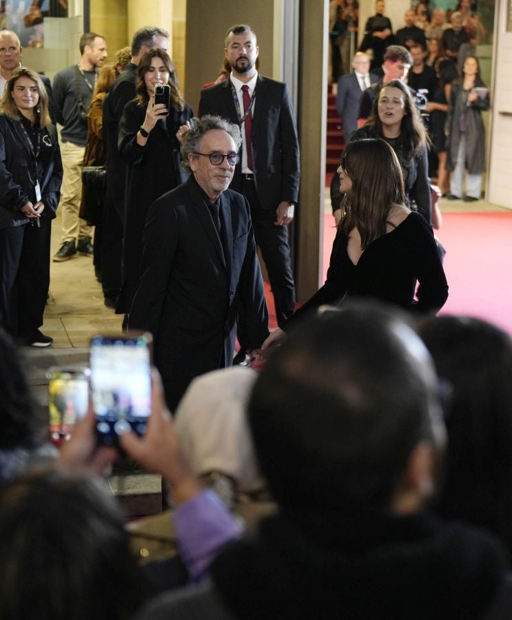 Monica Bellucci y Tim Burton, aclamados en la alfombra roja del Zinemaldia