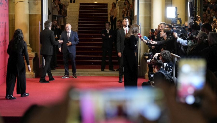 Monica Bellucci y Tim Burton, aclamados en la alfombra roja del Zinemaldia