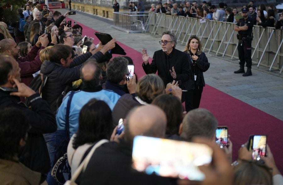 Monica Bellucci y Tim Burton, aclamados en la alfombra roja del Zinemaldia