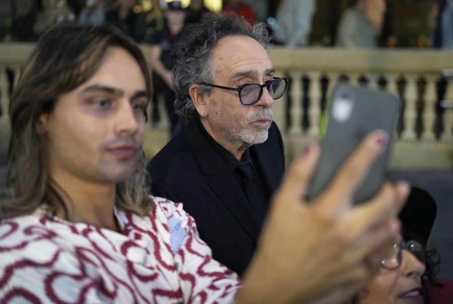 Monica Bellucci y Tim Burton, aclamados en la alfombra roja del Zinemaldia