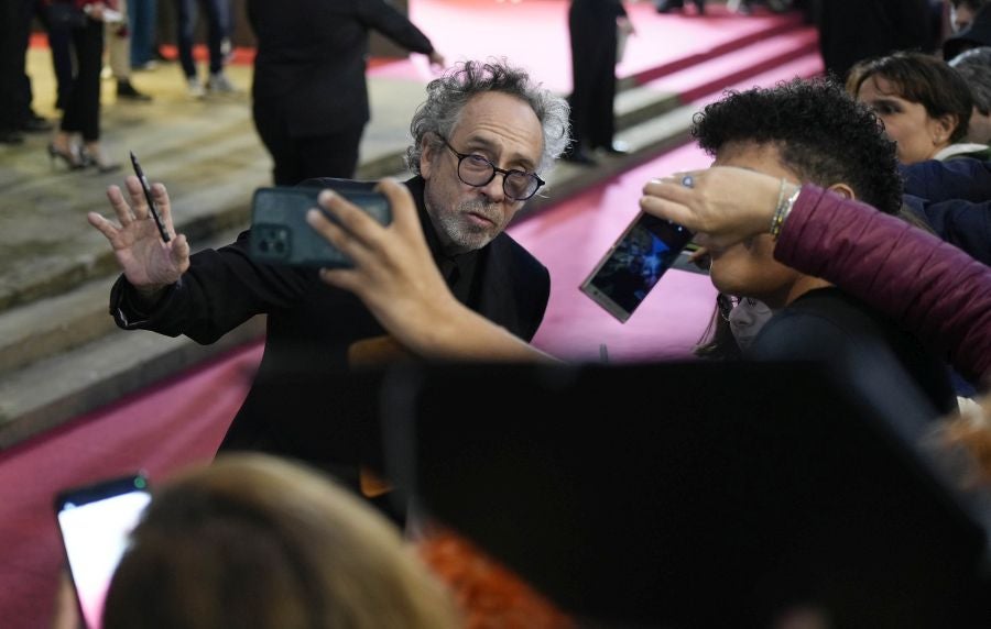 Monica Bellucci y Tim Burton, aclamados en la alfombra roja del Zinemaldia